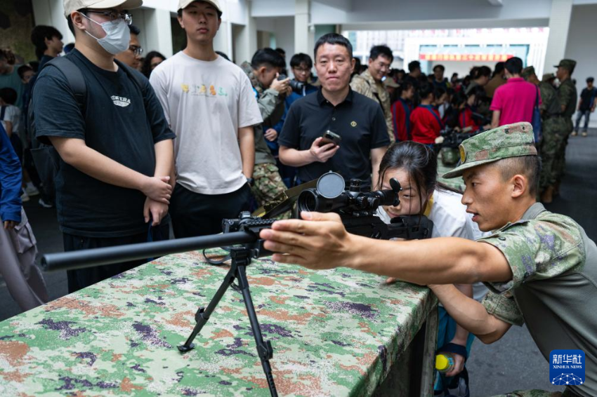 4月30日，澳门学生在军营开放日活动上体验模拟射击。