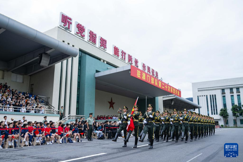 4月30日，中国人民解放军驻澳门部队在升国旗仪式上。 