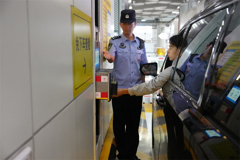 合资格驾驶员免出示实体证件通关。