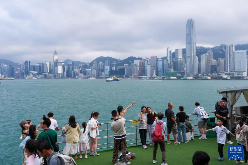 5月1日，游客在香港维多利亚港游览。