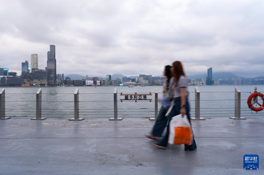 5月1日，游客在香港海滨游览。