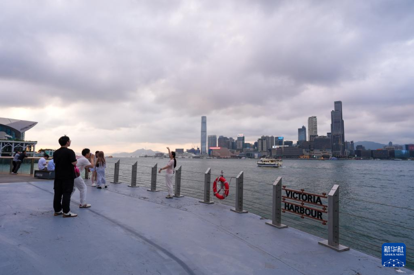 5月1日，游客在香港海滨游览。