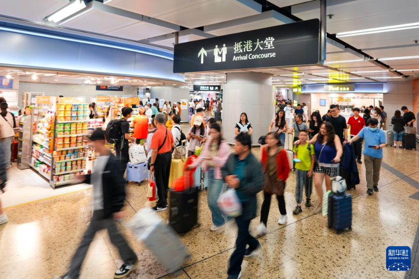 5月1日，旅客抵达香港西九龙站。