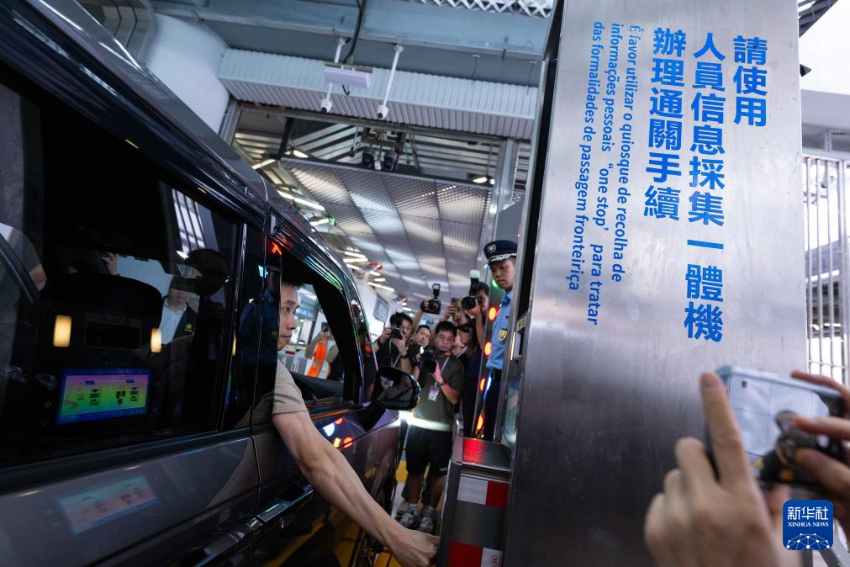 5月7日,一名司机在使用“人员信息采集一体机”。 5月7日,一名司机在使用“人员信息采集一体机”。