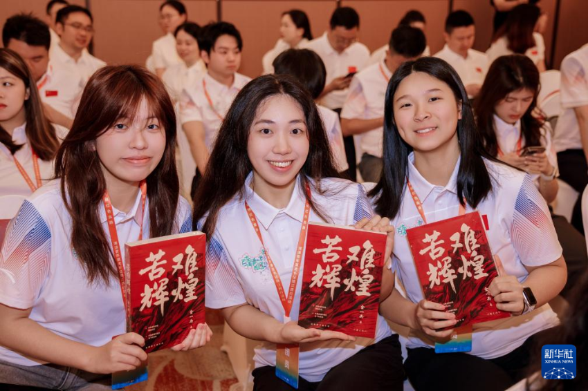 5月11日，港澳青年在江西省瑞金市参加港澳青年重走长征路系列交流活动启动仪式。