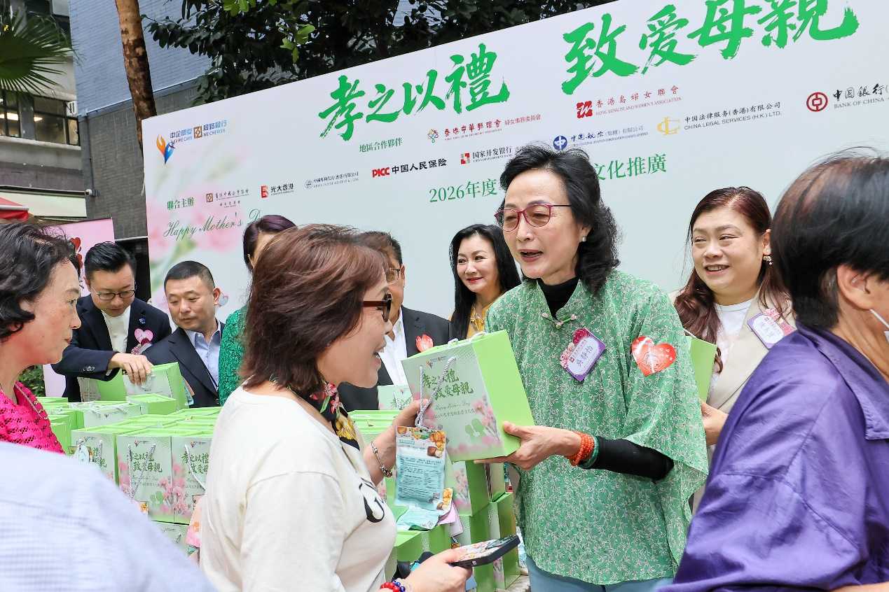 活动现场嘉宾为市民送上母亲节福袋,传递节日问候。 活动现场嘉宾为市民送上母亲节福袋,传递节日问候。