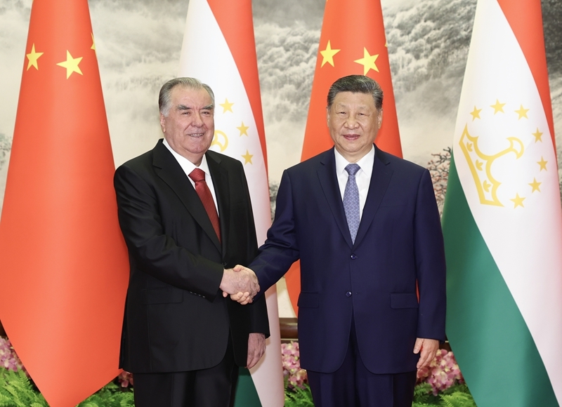 5月12日下午,国家主席习近平在北京人民大会堂同来华进行国事访问的塔吉克斯坦总统拉赫蒙举行会谈。图片来源:新华网 5月12日下午,国家主席习近平在北京人民大会堂同来华进行国事访问的塔吉克斯坦总统拉赫蒙举行会谈。图片来源:新华网