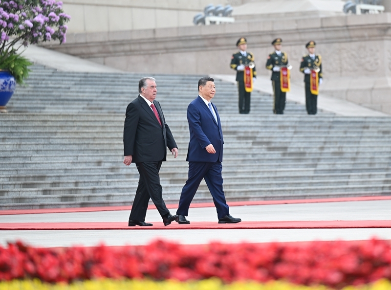 5月12日下午,国家主席习近平在北京人民大会堂同来华进行国事访问的塔吉克斯坦总统拉赫蒙举行会谈。这是会谈前,习近平在人民大会堂东门外广场为拉赫蒙举行欢迎仪式。图片来源:新华网 5月12日下午,国家主席习近平在北京人民大会堂同来华进行国事访问的塔吉克斯坦总统拉赫蒙举行会谈。这是会谈前,习近平在人民大会堂东门外广场为拉赫蒙举行欢迎仪式。图片来源:新华网