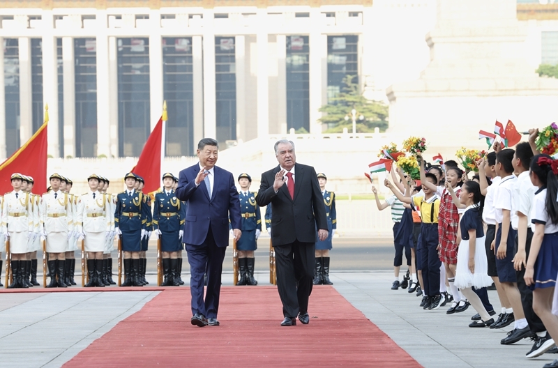 5月12日下午,国家主席习近平在北京人民大会堂同来华进行国事访问的塔吉克斯坦总统拉赫蒙举行会谈。这是会谈前,习近平在人民大会堂东门外广场为拉赫蒙举行欢迎仪式。图片来源:新华网 5月12日下午,国家主席习近平在北京人民大会堂同来华进行国事访问的塔吉克斯坦总统拉赫蒙举行会谈。这是会谈前,习近平在人民大会堂东门外广场为拉赫蒙举行欢迎仪式。图片来源:新华网