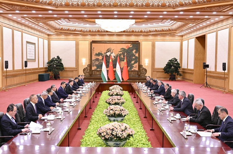 5月12日下午,国家主席习近平在北京人民大会堂同来华进行国事访问的塔吉克斯坦总统拉赫蒙举行会谈。图片来源:新华网 5月12日下午,国家主席习近平在北京人民大会堂同来华进行国事访问的塔吉克斯坦总统拉赫蒙举行会谈。图片来源:新华网