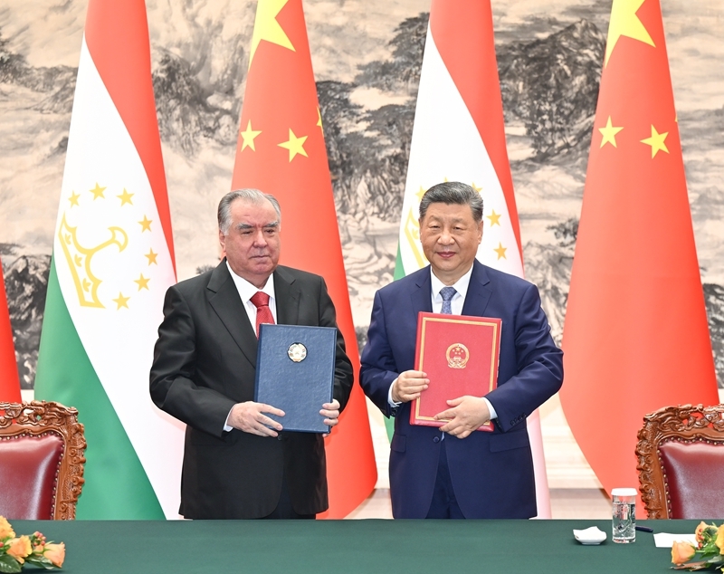 5月12日下午,国家主席习近平在北京人民大会堂同来华进行国事访问的塔吉克斯坦总统拉赫蒙举行会谈。会谈后,两国元首共同出席合作文件签字仪式。图片来源:新华网 5月12日下午,国家主席习近平在北京人民大会堂同来华进行国事访问的塔吉克斯坦总统拉赫蒙举行会谈。会谈后,两国元首共同出席合作文件签字仪式。图片来源:新华网