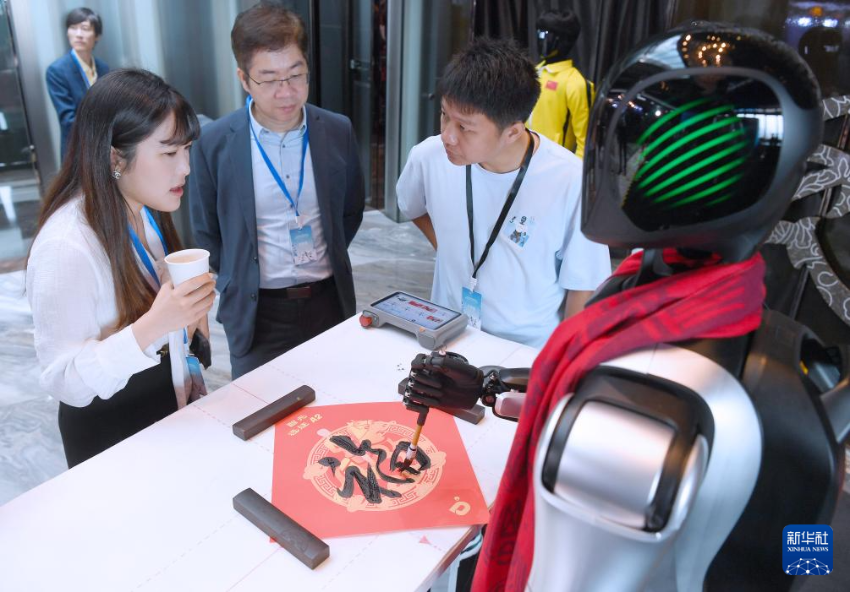 5月12日，一款智元机器人展示书写毛笔字。