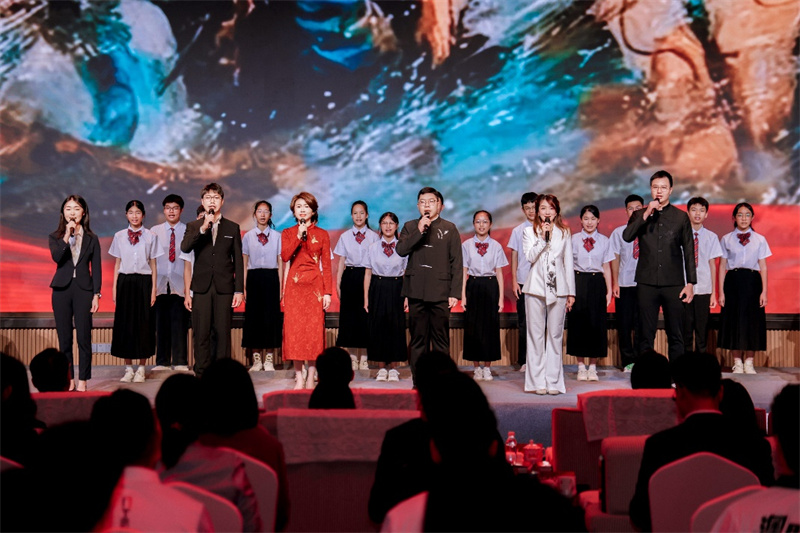 图为澳门青年代表在启动仪式上朗诵。 图为澳门青年代表在启动仪式上朗诵。